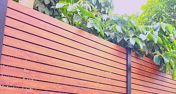 בטיחות מוחלטת, עיצוב מודרני ועמידות גבוהה – כל מה שצריך לדעת על גדרות אלומיניום לחצר